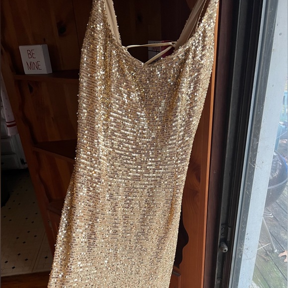 Sensational Gold lightweight sequin gown with criss cross back straps! - Picture 3 of 4